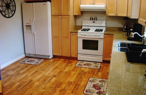 Whittier Cabin | Creekside with a relaxing hot tub/fire pit/grill; close to Casino/GSNP