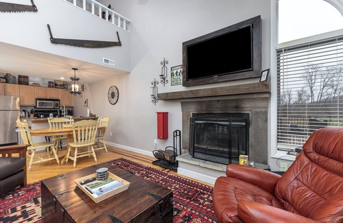 The Galena Territory Villa | Creekwood Galena Vista: Indoor Pools, Fitness Room & Fall Vibes Included