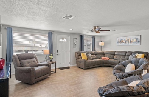 Village Park Four House | Crosstown Classic with Spa minutes to Sloan Park