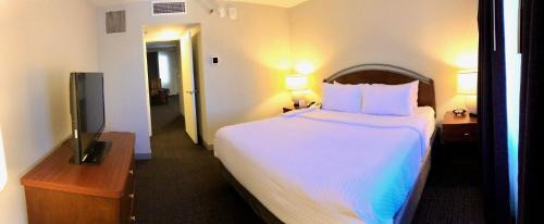 North Arlington Hotel | Crowne Plaza Suites Arlington by IHG