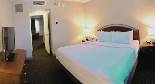 North Arlington Hotel | Crowne Plaza Suites Arlington by IHG