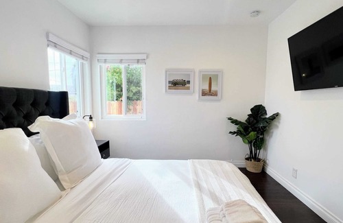 Ladera Heights House | Cubier: Eclectic SoFi-Adjacent 3BR House (HM-CULC2)