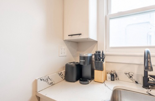 North Ironbound Apartment | Curated Comfort 1 BR Apt. 8 Min to Penn Station!