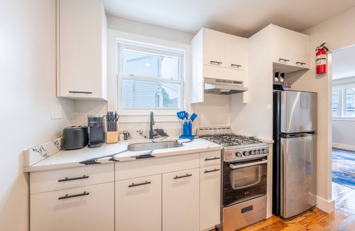 North Ironbound Apartment | Curated Comfort 1 BR Apt. 8 Min to Penn Station!