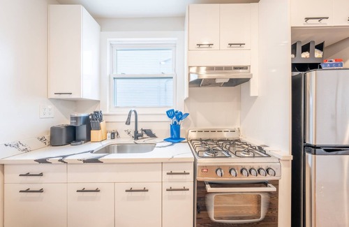North Ironbound Apartment | Curated Comfort 1 BR Apt. 8 Min to Penn Station!