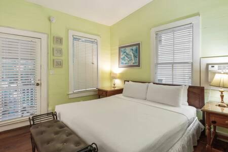 Key West Historic District Hotel | Curry House - Pool, King Bed & Balcony! Room 7