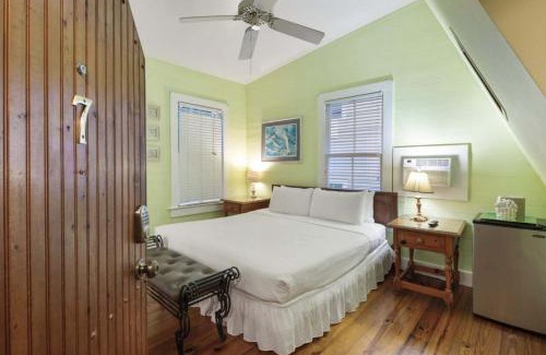 Key West Historic District Hotel | Curry House - Pool, King Bed & Balcony! Room 7