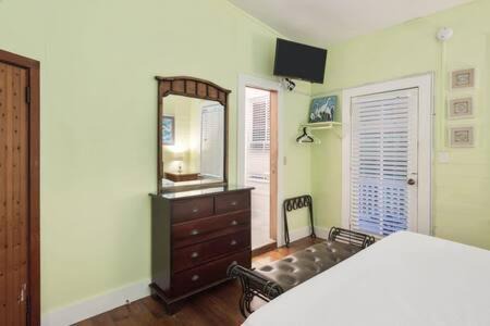 Key West Historic District Hotel | Curry House - Pool, King Bed & Balcony! Room 7