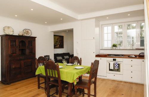 Estoril Apartment | Cushy Apartment with garden in Estoril
