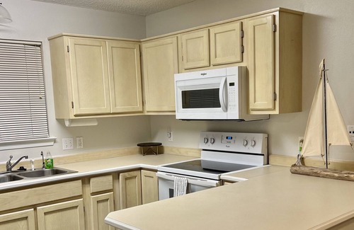 Gulfport Cottage | Cute Cozy Cottage near beaches sleeps 4