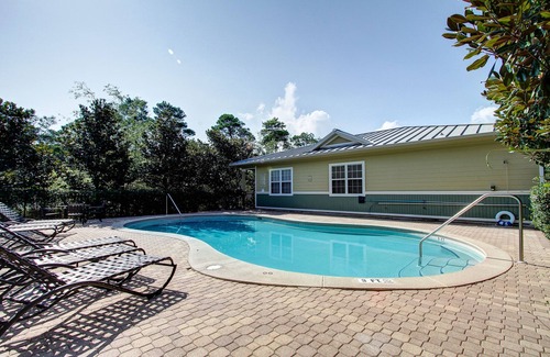 Santa Rosa Beach House | Cute little Cottage! Perfect Getaway! 2 Pools! SLEEPS 4 w/BEACH CHAIRS!
