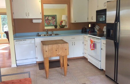 Leland House | Cute, quiet, sun filled home steps from everything that's great about Leland.