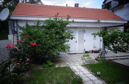 Prcanj Apartment | Cute studio with garden and terrace,by the sea