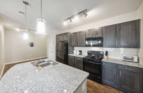Downtown Houston Apartment | Cypress 10308I Modern 2Bd Apt I Secure Property
