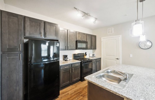 Downtown Houston Apartment | Cypress 10308I Modern 2Bd Apt I Secure Property