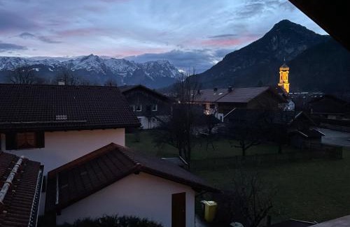 Farchant Apartment | Dachgeschosswohnung mit traumhaftem Zugspitzblick bei Garmisch