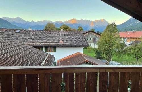 Farchant Apartment | Dachgeschosswohnung mit traumhaftem Zugspitzblick bei Garmisch