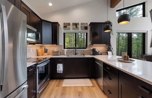 Columbia Falls House | Dancing Bear Haus - Gorgeous Mountain Modern bet/Glacier Nat’l Park & Whitefish