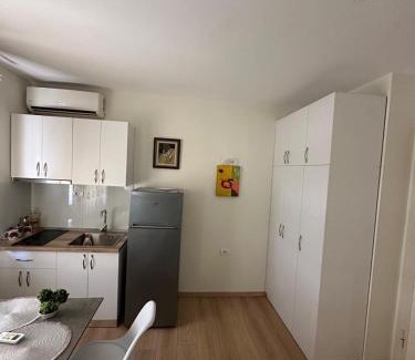 Blloku Apartment | Dani's Studio