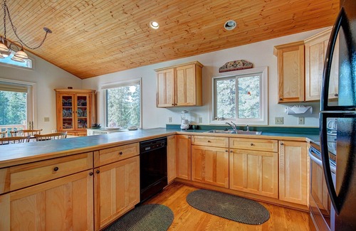 Breckenridge House | Daniels Mountain View Log 4 Bedroom Home by RedAwning