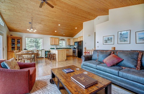 Breckenridge House | Daniels Mountain View Log 4 Bedroom Home by RedAwning