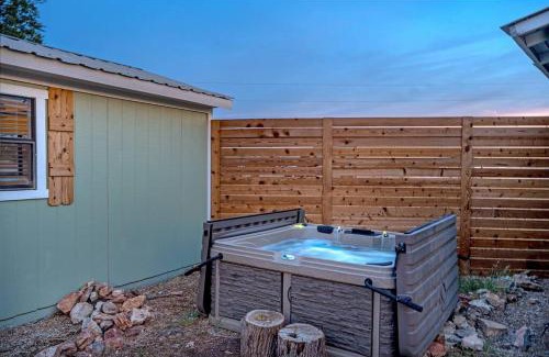 Fredericksburg House | Das Grun Haus With Private Hot Tub