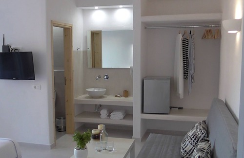 Perissa House | Daylight