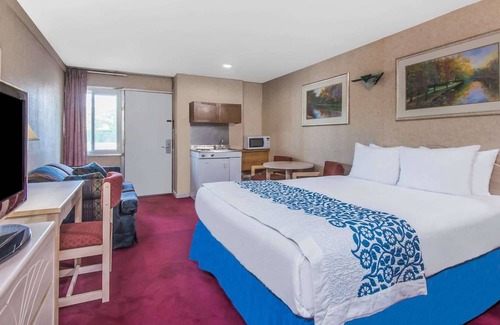 Hicksville Hotel | Days Inn by Wyndham Hicksville Long Island
