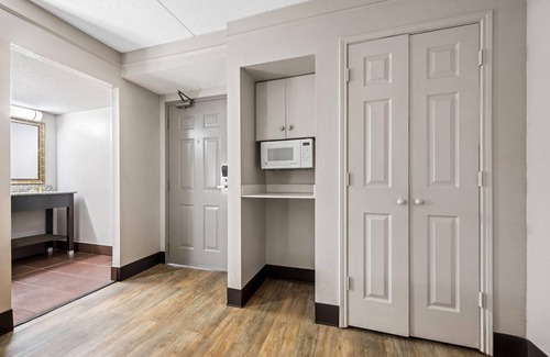 Birmingham Hotel | Days Inn by Wyndham Birmingham/West