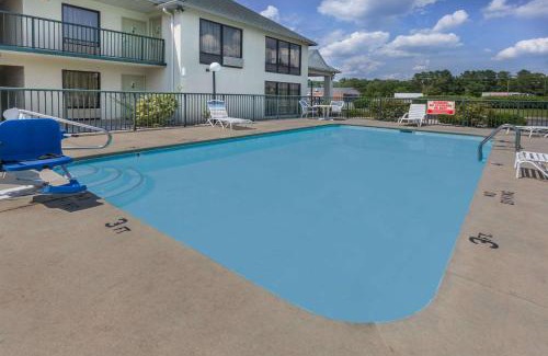 Sanford Hotel | Days Inn by Wyndham Sanford