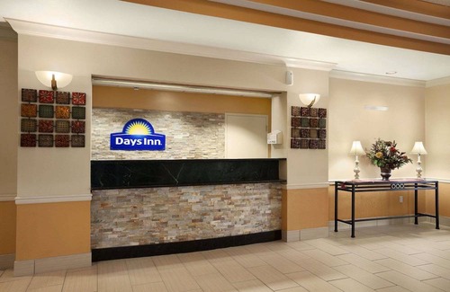 Cedar Rapids Hotel | Days Inn & Suites by Wyndham Cedar Rapids