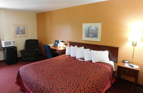 Cedar Rapids Hotel | Days Inn & Suites by Wyndham Cedar Rapids