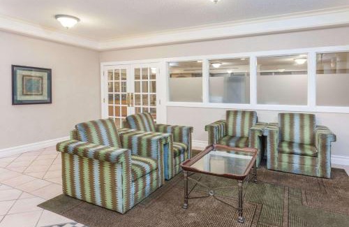 Arlington Heights Hotel | Days Inn & Suites by Wyndham Arlington Heights