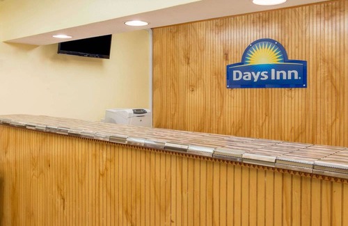 Murlin Heights Hotel | Days Inn & Suites by Wyndham Dayton North