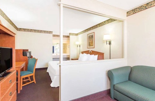 Marshall Hotel | Days Inn & Suites by Wyndham Marshall