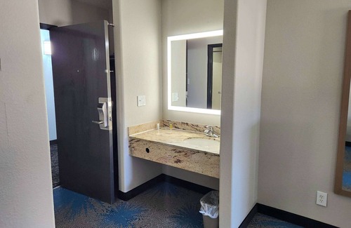 New Iberia Hotel | Days Inn & Suites by Wyndham New Iberia