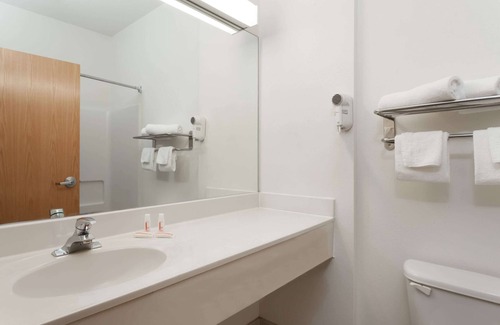 Cambridge Hotel | Days Inn & Suites by Wyndham Cambridge
