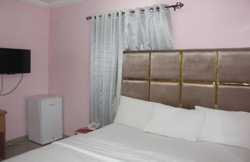 Uyo Hotel | De Milton Hotel and Suites