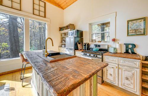 Mountain City House | Deck and Fire Pit Mtn-View Cabin in Rabun Gap