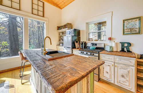 Mountain City Cabin | Deck & Fire Pit: Mtn-View Cabin in Rabun Gap