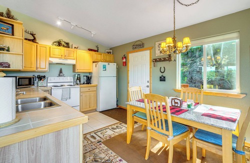 Indian Mountain Cabin | Deck & Views: Pet-Friendly Cabin in Jefferson!