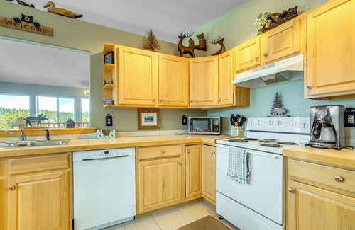 Indian Mountain Cabin | Deck & Views: Pet-Friendly Cabin in Jefferson!