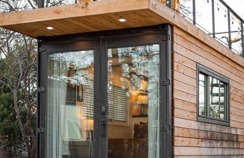 Waco House | Deer Creek Tiny Container Home-12 Min to Magnolia