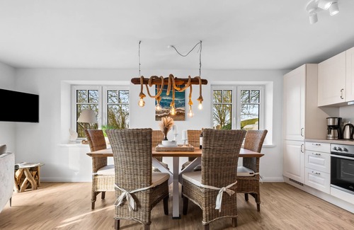 Hedwigenkoog House | Deichoase Holiday Home – Your New Retreat on the North Sea, Right by the Dike.
