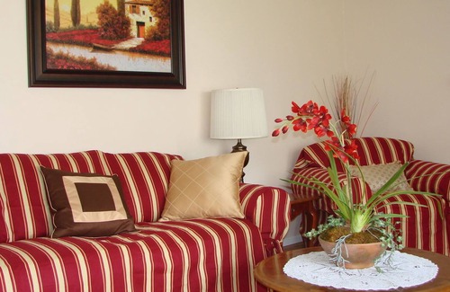 West Hyannisport House | Delightful Vacation Home*Minutes from the beach*Free Wifi*Cable TV*Grill*AC