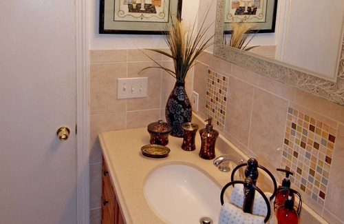 West Hyannisport House | Delightful Vacation Home*Minutes from the beach*Free Wifi*Cable TV*Grill*AC