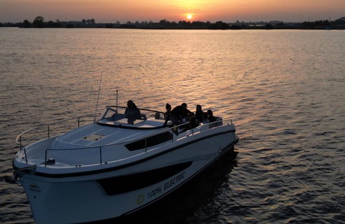 Grou Apartment | Delphia 10 Lounge een Uniek Verblijf op het Water met Veel Mogelijkheden