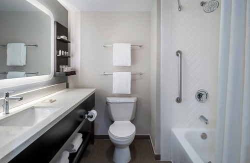 Baymeadows Hotel | Delta Hotels by Marriott Jacksonville Deerwood