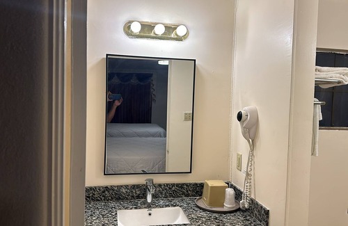 Roswell Hotel | Deluxe Inn Of Roswell