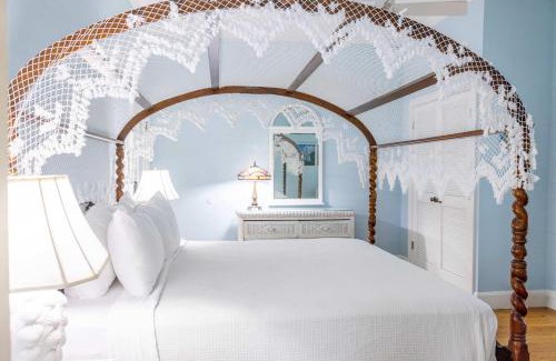 Historic Seaport Hotel | Deluxe King with Balcony - at James House with Parking!